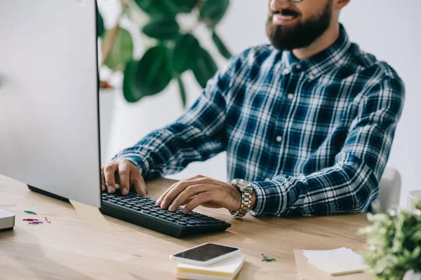 Cropped shot of successful seo using computer at workplace — Stock Photo