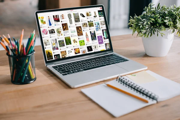 Laptop mit pinterest-Webseite steht am Arbeitsplatz im Büro — Stockfoto