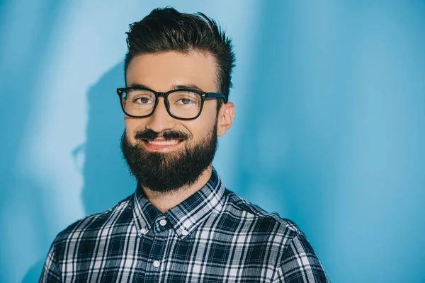 Портрет улыбающегося бородатого человека в клетчатой рубашке — стоковое фото