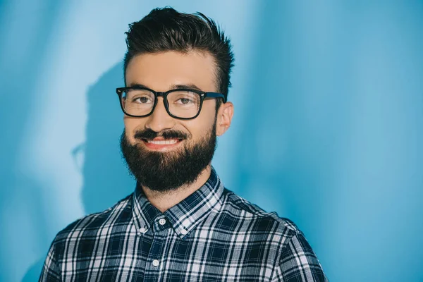 Portrait d'un homme barbu souriant en chemise à carreaux — Photo de stock