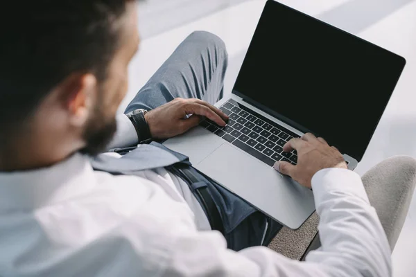 Abgeschnittene Ansicht des Geschäftsmannes, der auf Laptop mit Kopierplatz tippt — Stockfoto