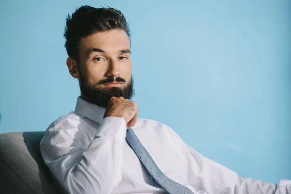 Retrato de hombre de negocios barbudo en ropa formal, en azul - foto de stock