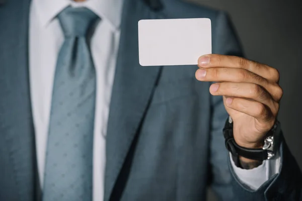 Vista parcial del hombre de negocios mostrando tarjeta con espacio de copia - foto de stock