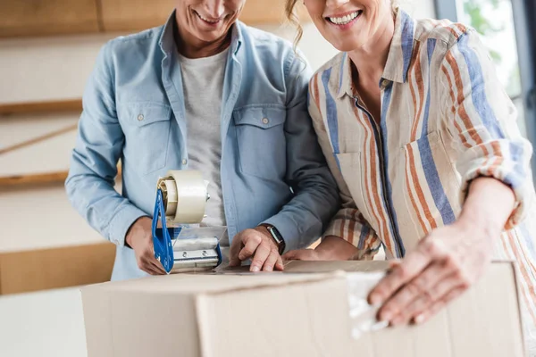 Plan recadré de sourire couple aîné emballage boîte en carton — Photo de stock