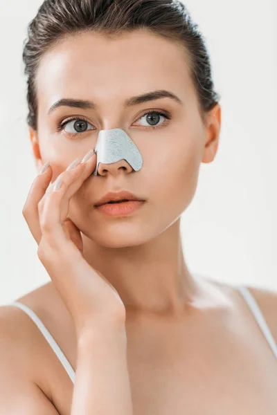 Schöne Mädchen Anwendung Nasenstreifen im Badezimmer — Stockfoto