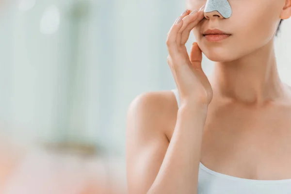 Schnappschuss einer jungen Frau mit Nasenstreifen im Badezimmer — Stockfoto
