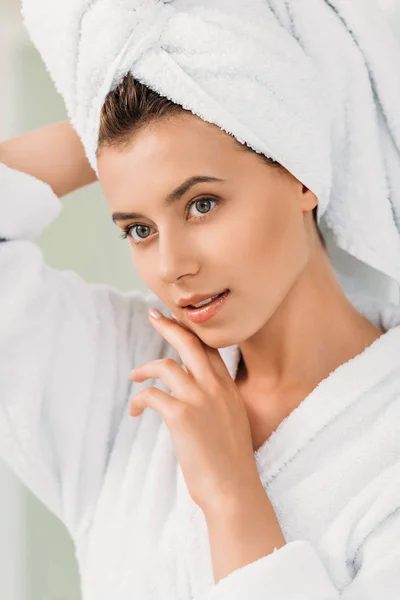 Belle fille coûteuse en peignoir et serviette sur la tête — Photo de stock