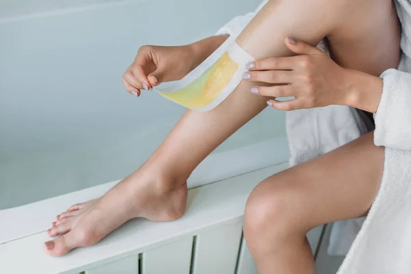 Обрізаний знімок жінки, що робить депіляцію воску у ванній — стокове фото
