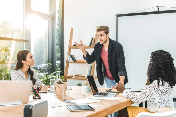 Colleghi di lavoro multiformi che conversano durante la conferenza in carica — Foto stock