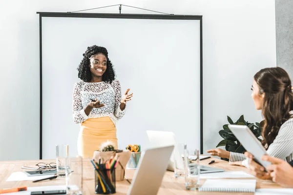 Afro-americana empresária apresentando novo conceito de negócio para em reunião — Fotografia de Stock