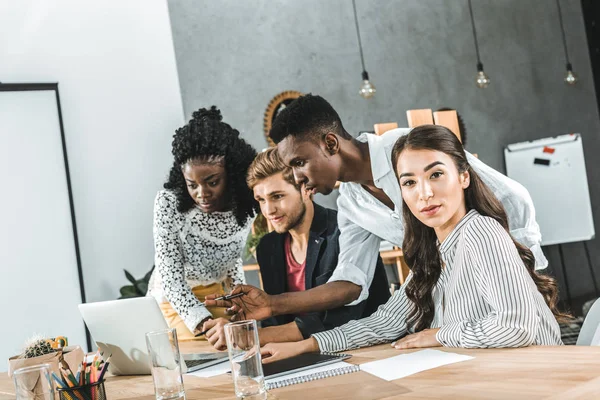 Uomini d'affari multiculturali che utilizzano il computer portatile insieme sul posto di lavoro in ufficio — Foto stock