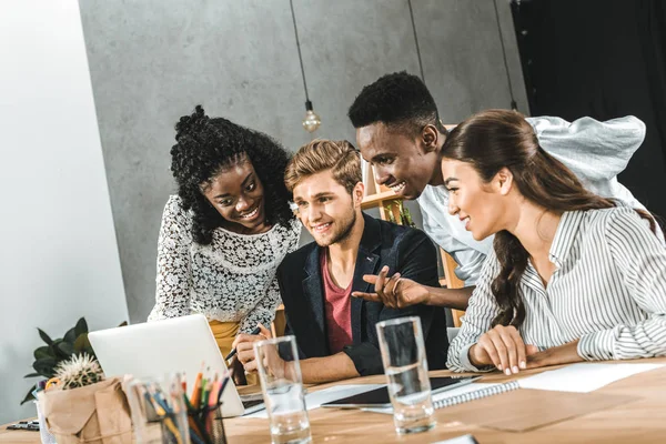 Groupe multiculturel de gens d'affaires utilisant un ordinateur portable ensemble sur le lieu de travail dans le bureau — Photo de stock