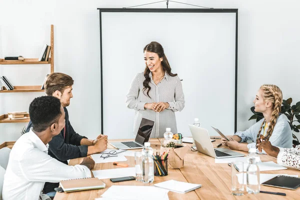 Equipo empresarial multicultural discutiendo nuevas estrategias e ideas en la reunión en la oficina - foto de stock