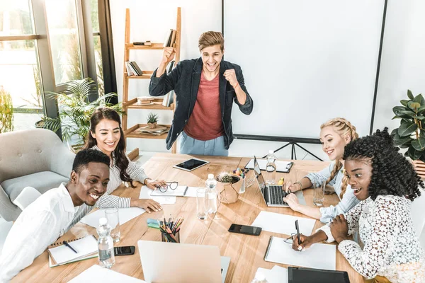 Multiculturelle heureuse équipe d'affaires ayant une conférence sur le lieu de travail au bureau — Photo de stock