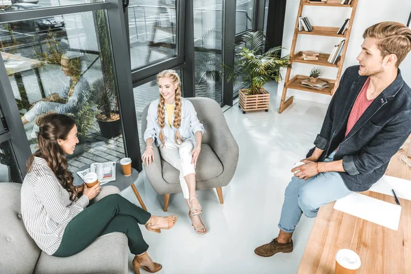 Multiethnische Geschäftsleute und Geschäftsfrauen ruhen sich während einer Kaffeepause im Büro aus — Stockfoto