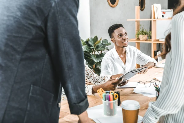 Afrikanisch-amerikanischer Geschäftsmann bei Geschäftstreffen mit Team im Büro — Stockfoto