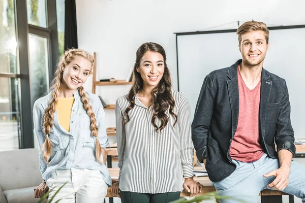 Ritratto di uomini d'affari multietnici alla moda che stanno insieme sul posto di lavoro in ufficio — Foto stock