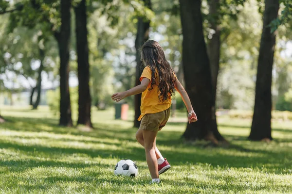 Volle Länge Ansicht von niedlichen Kind spielen mit Fußball auf Gras — Stockfoto