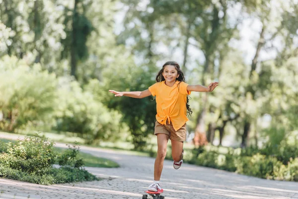 Hermoso niño feliz monopatín en el parque - foto de stock