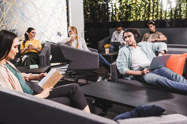 Gruppe multikultureller Geschäftsleute, die in modernen Coworking-Büros arbeiten und reden — Stockfoto