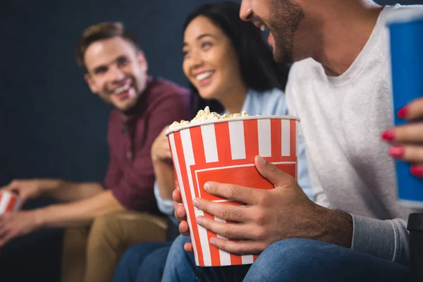 Частковий погляд на веселих багатоетнічних друзів, які дивляться фільм разом у кіно — стокове фото