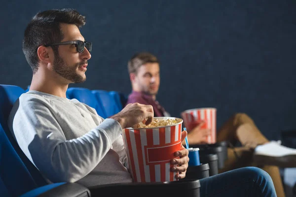 Foco seletivo do homem em óculos 3d com pipoca assistindo filme no cinema — Fotografia de Stock