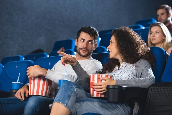 Couple avec pop-corn regarder film ensemble au cinéma — Photo de stock