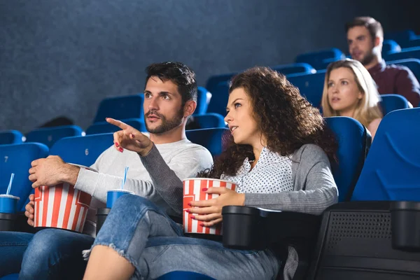 Casal com pipocas assistindo filme juntos no cinema — Fotografia de Stock