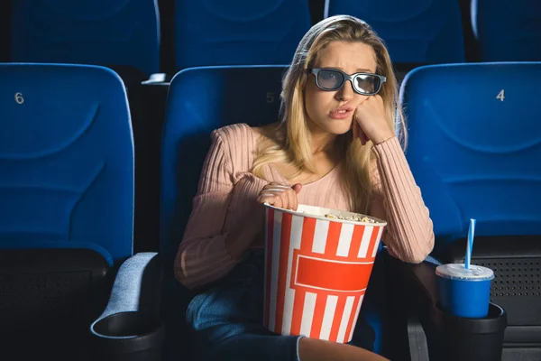 Retrato de mulher entediada em óculos 3d com pipoca assistindo filme sozinho no cinema — Fotografia de Stock