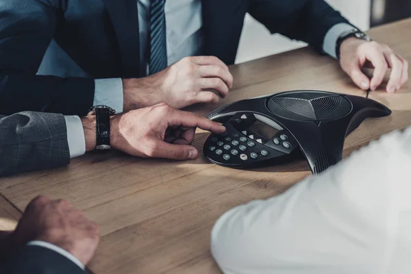 Recortado disparo de la gente de negocios utilizando el teléfono de conferencia - foto de stock