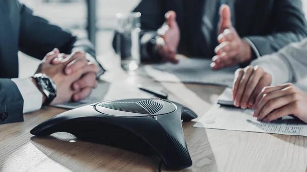 Plan recadré de gens d'affaires ayant une conversation et en utilisant haut-parleur au bureau moderne — Photo de stock