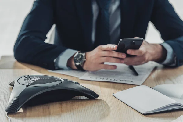 Plan recadré de l'homme d'affaires en utilisant smartphone sur le lieu de travail — Photo de stock