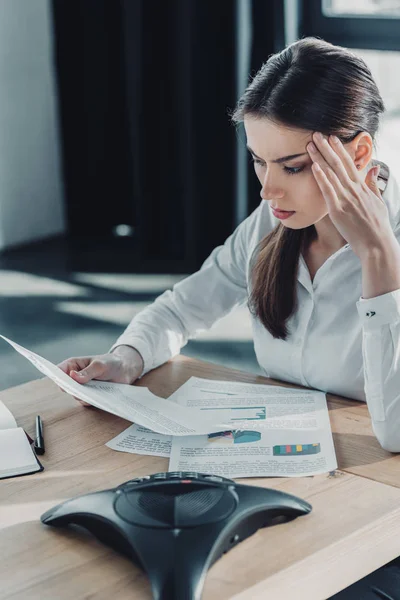 Verwirrte junge Geschäftsfrau erledigt Papierkram im modernen Büro — Stockfoto