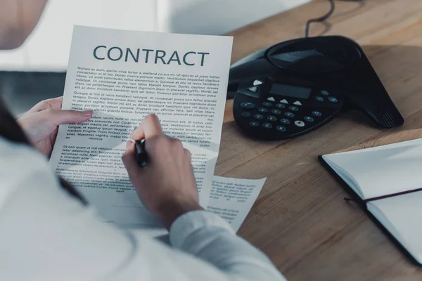 Tiro cortado de empresária contrato de leitura no escritório — Fotografia de Stock