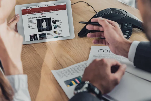 Corte tiro de empresário e empresária olhando para tablet, bbc site na tela — Fotografia de Stock