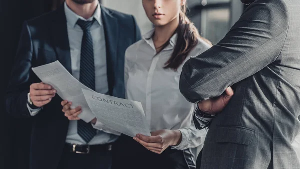 Plan recadré de gens d'affaires discutant de documents ensemble au bureau — Photo de stock