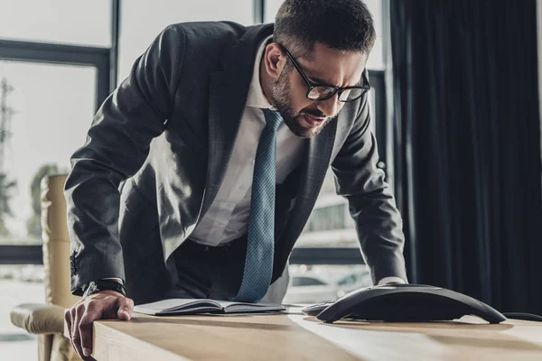 Wütender erwachsener Geschäftsmann brüllt am Telefon in modernem Büro — Stockfoto