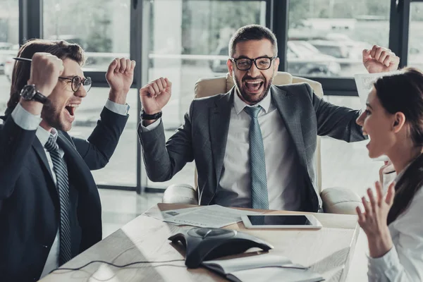 Geschäftsleute feiern gemeinsam Erfolg im modernen Büro — Stockfoto