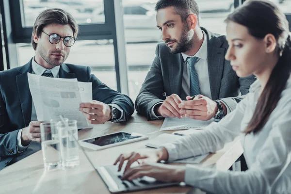 Empresários de sucesso que têm reunião no escritório moderno — Fotografia de Stock