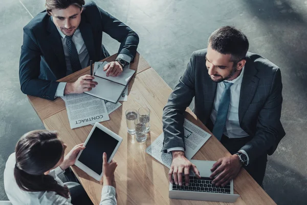 Vista de ángulo alto de la gente de negocios feliz trabajando juntos en la oficina moderna - foto de stock