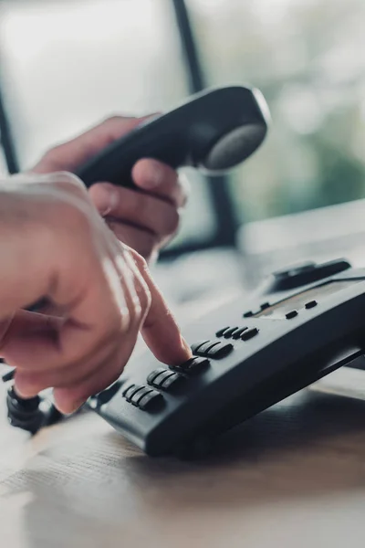 Ritagliato colpo di uomo facendo quadrante del telefono — Foto stock