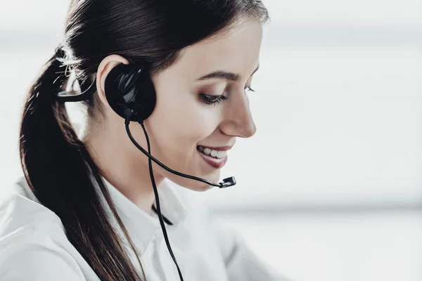 Trabalhador bonito call center feminino com fones de ouvido — Fotografia de Stock