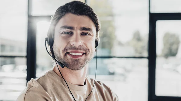 Close-up retrato de sorrir jovem suporte hotline trabalhador com fones de ouvido — Fotografia de Stock