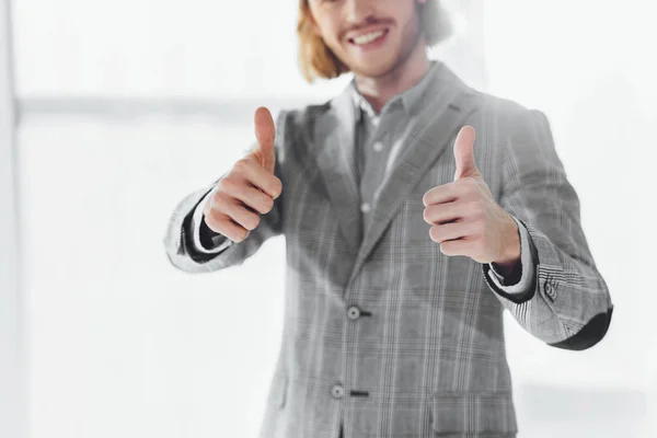 Обрізане зображення бізнесмена, що показує великі пальці вгору — стокове фото