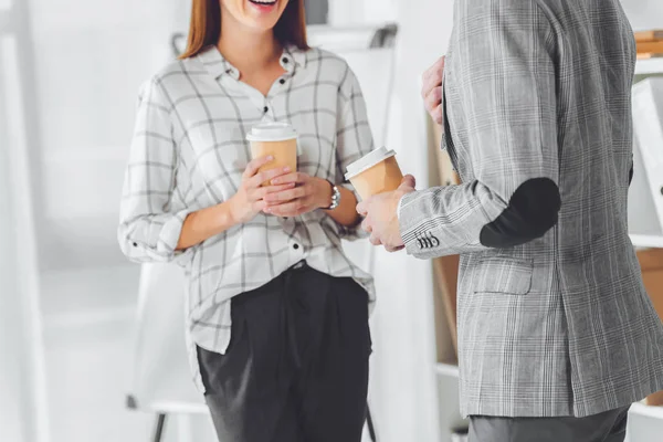 Abgeschnittenes Bild männlicher und weiblicher Kollegen, die Kaffeepause im Büro machen — Stockfoto