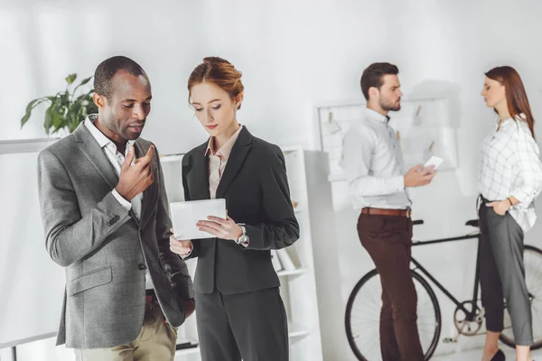 Multicultural businesspeople discussing something on office — Stock Photo