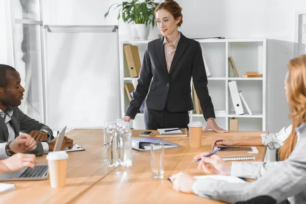 Empresarios multiculturales discutiendo algo en la reunión - foto de stock