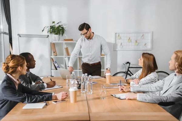 Empresarios multiculturales discutiendo algo en la reunión - foto de stock