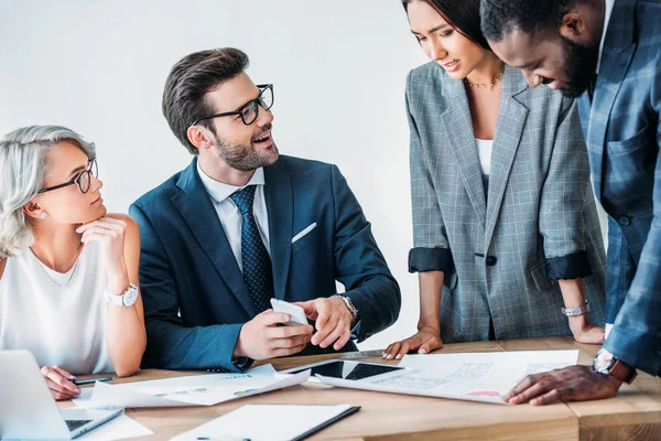 Jóvenes empresarios multiculturales que trabajan en el proyecto en el cargo — Stock Photo