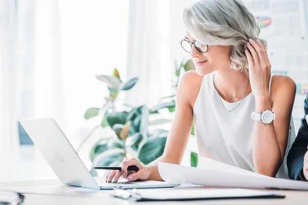 Seitenansicht der schönen kaukasischen Geschäftsfrau mit Laptop im Büro — Stockfoto